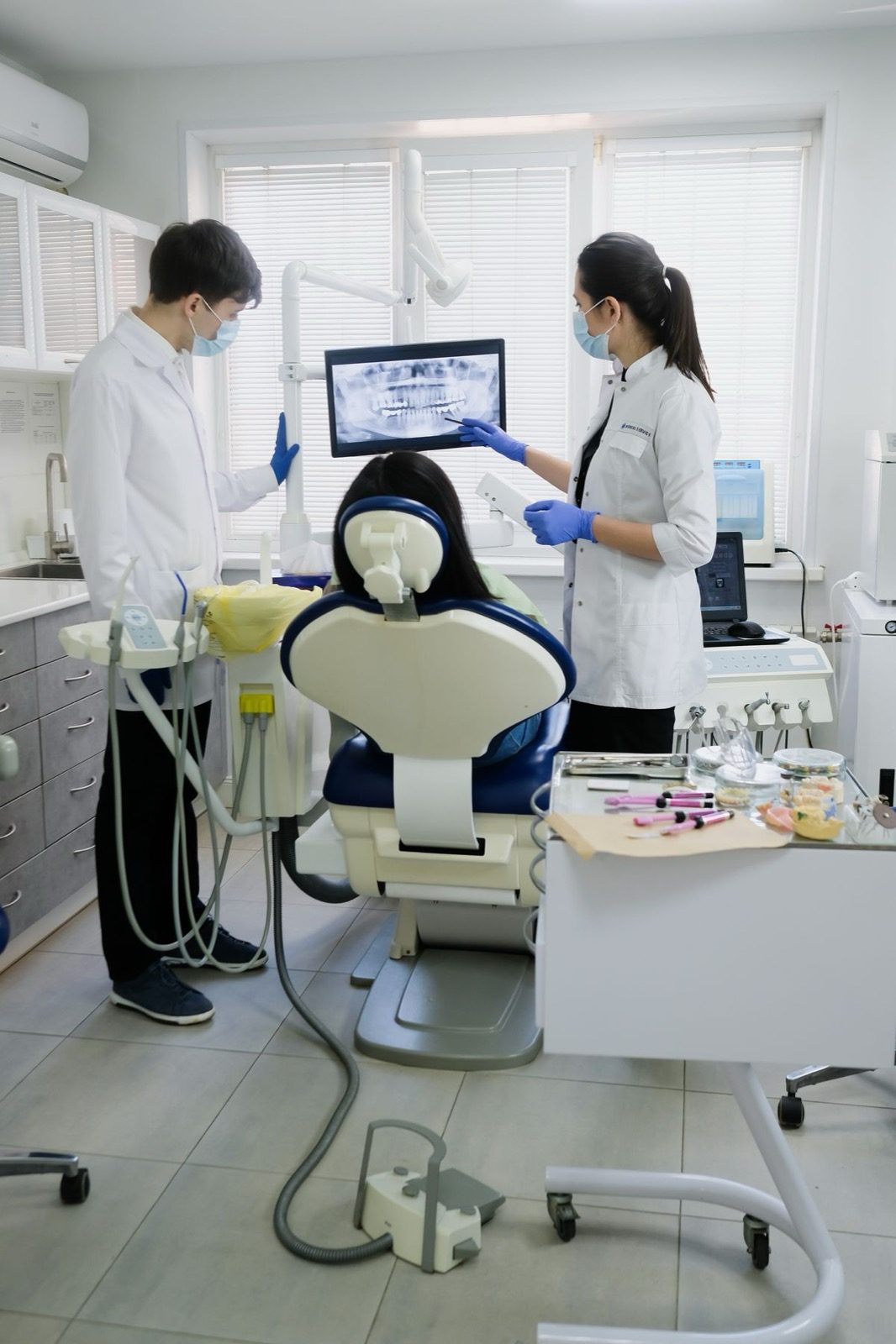 Consulta odontológica com análise de raio-x em tela