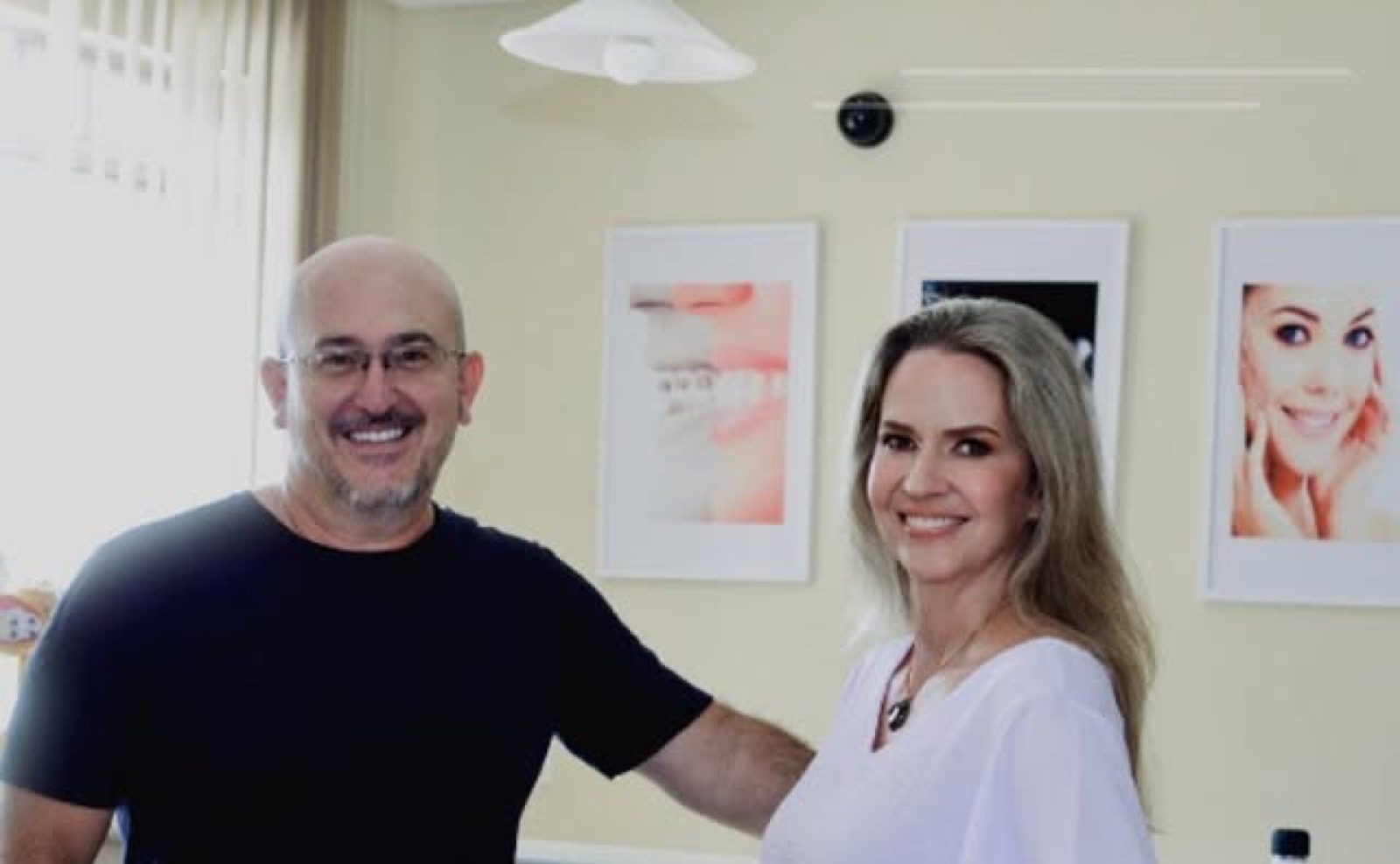 Dois profissionais da Clínica Santini na recepção do consultório